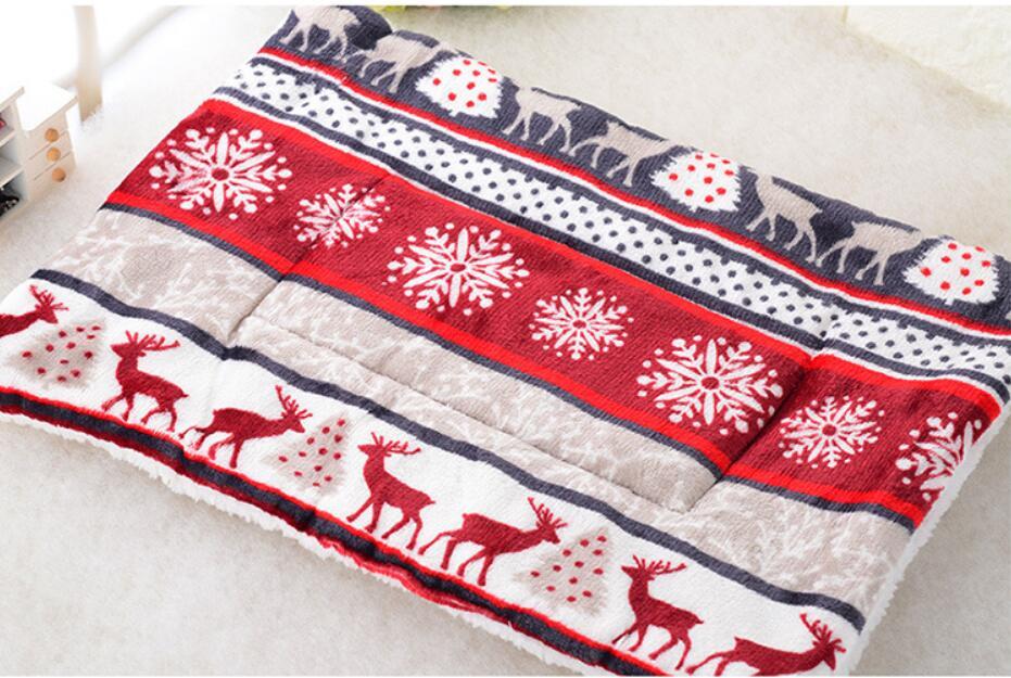 Snug dog blanket. Double sided soft fleece lining.